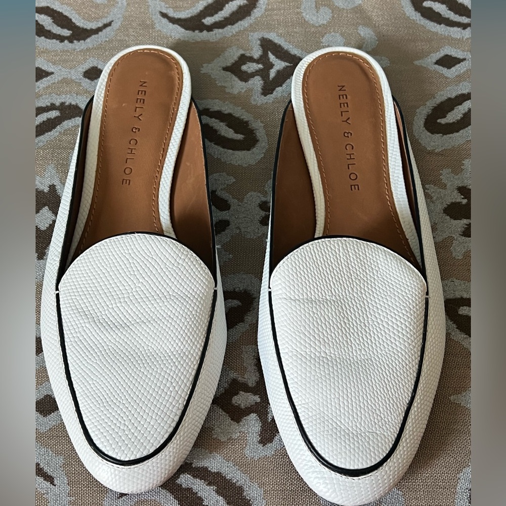 Neely and Chloe Pebbled Leather White Mules Size 7B